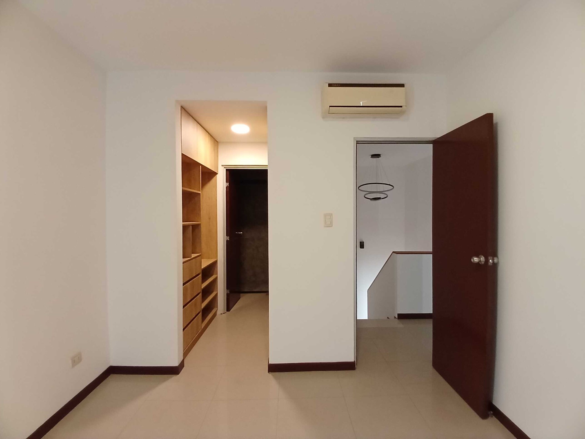 Departamento en Alquiler🏢 EN ALQUILER – DEPARTAMENTO DÚPLEX EN TORRES URBARI 2 dormitorios 2 baños 1 parqueos Foto 8
