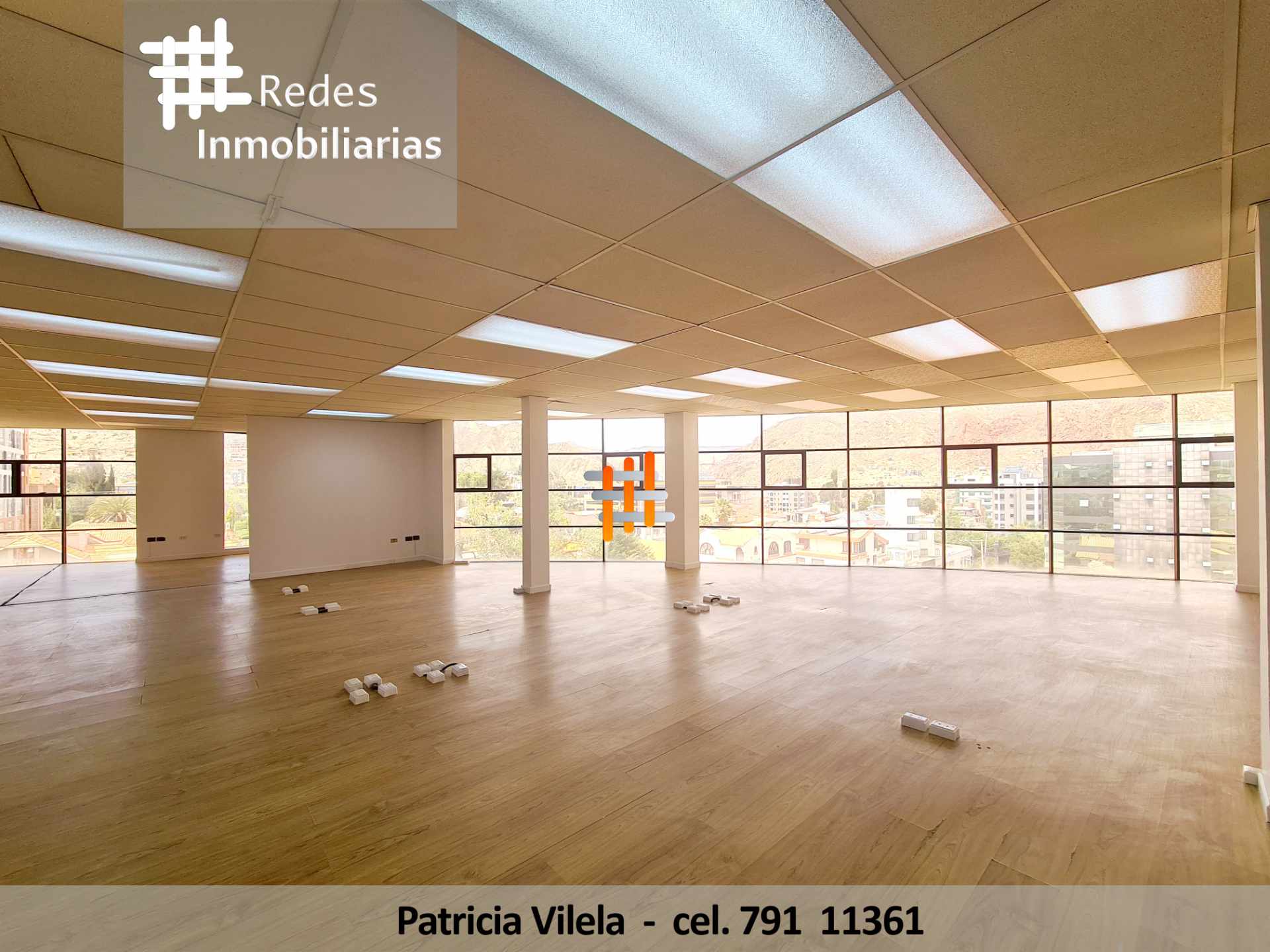 Oficina en VentaOFICINA EN VENTA EN CALACOTO EN EDIFICIO EMPRESARIAL - DIVISIONES DE VIDRIO TEMPLADO 5 dormitorios 2 baños 2 parqueos Foto 1