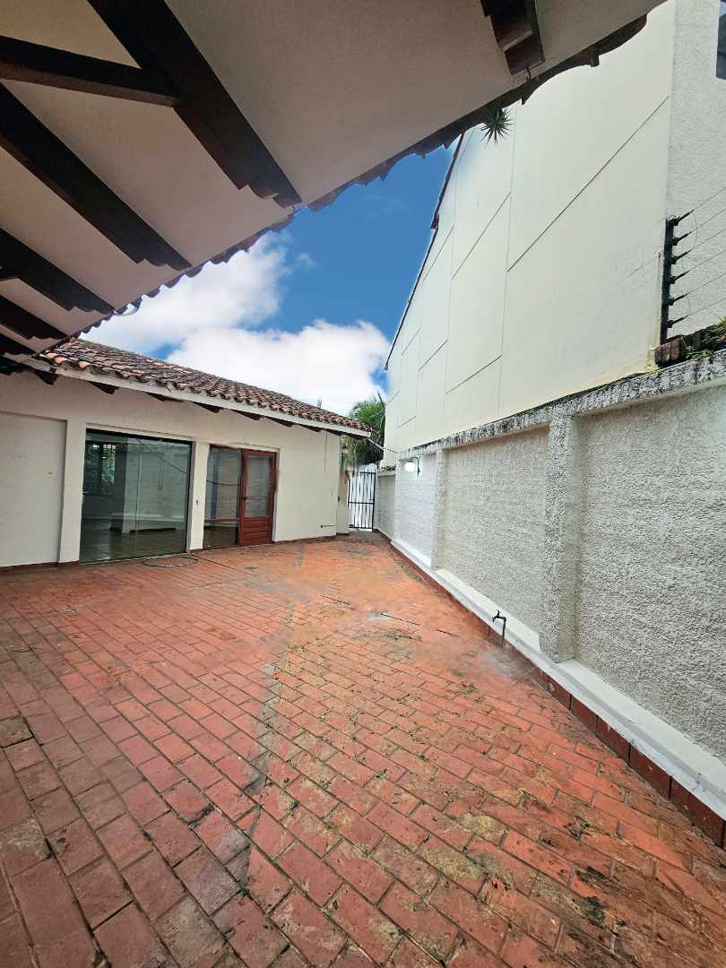 Casa en AlquilerAv. Ibérica- Barrio las LAS PALMAS  5 dormitorios 4 baños 3 parqueos Foto 2