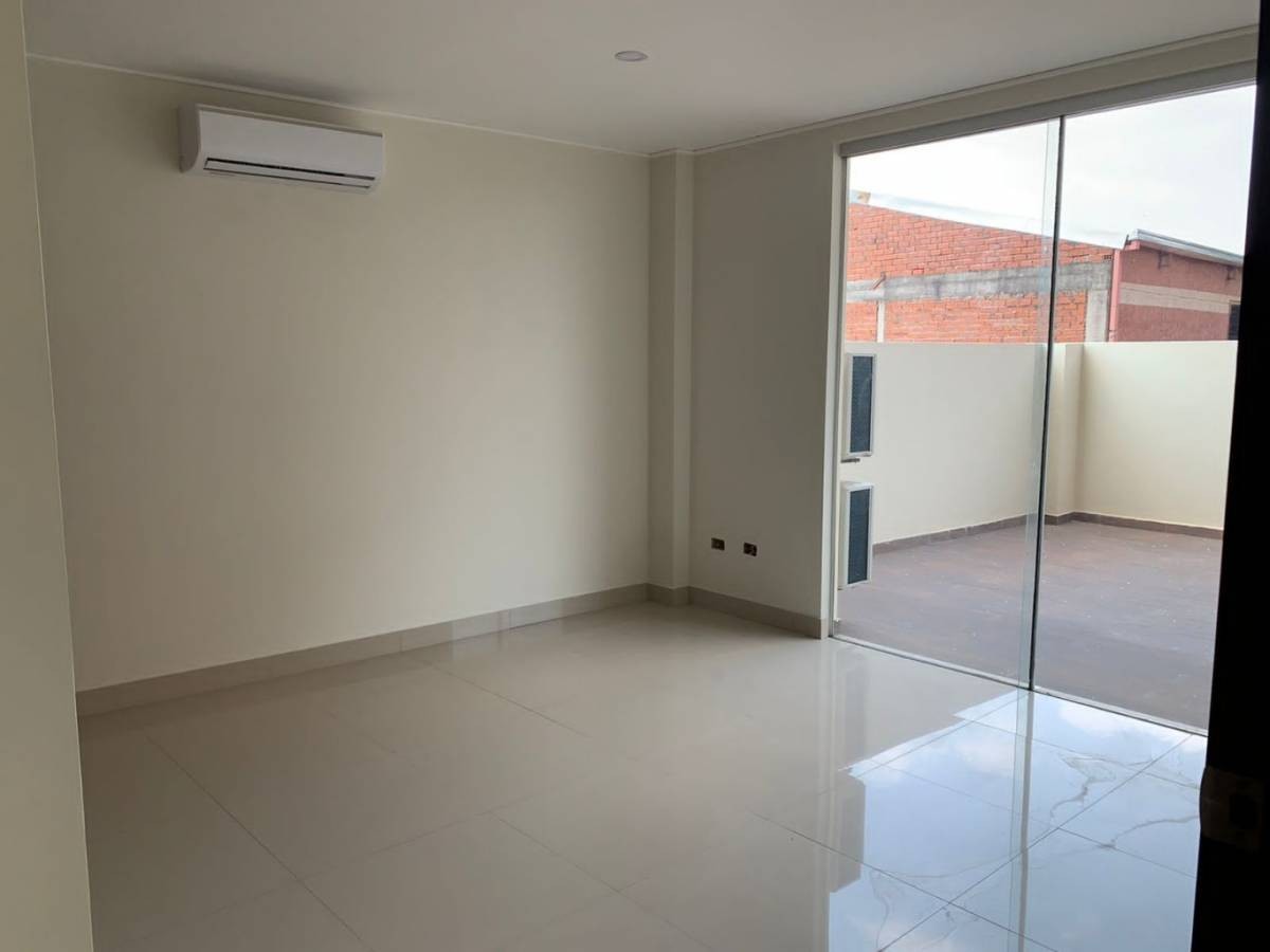 Departamento en Entre 3er y 4to anillo Oeste en Santa Cruz de la Sierra 2 dormitorios 2 baños 1 parqueos Foto 2