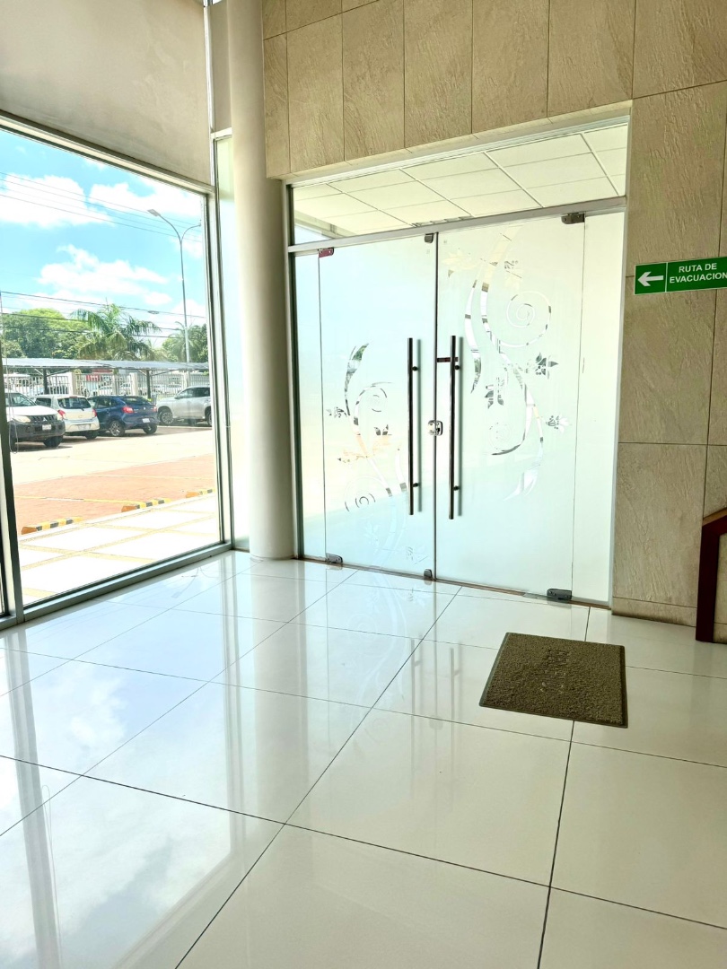Local comercial en AlquilerAV. BANZER 8vo. anillo.  2 baños  Foto 10