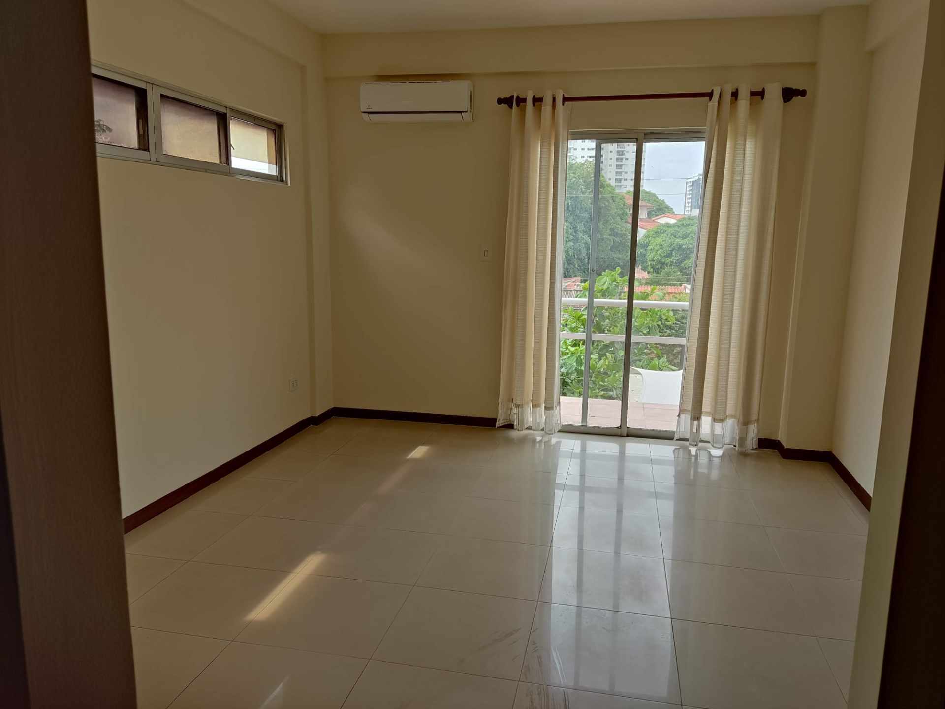 Departamento en AlquilerAV. BENI ENTRE 4TO. Y 5TO
ANILLO CALLE MARÍA LUISA CASTRO, CONDOMINIO NORTE 3 dormitorios 4 baños 1 parqueos Foto 4