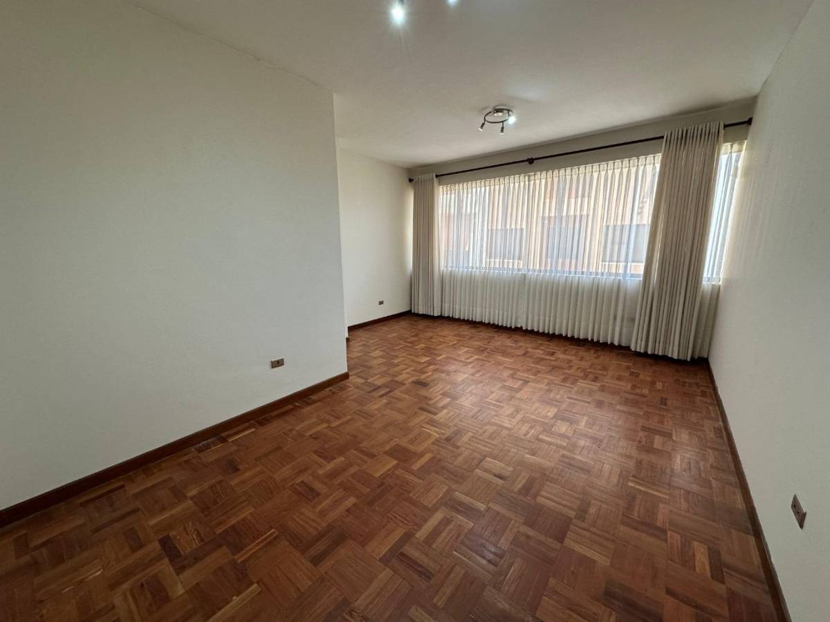 Departamento en Venta
EN VENTA – DEPARTAMENTO DE 3 DORMITORIOS EN AV. BALLIVIÁN Y CALLE 25 3 dormitorios 3 baños 1 parqueos Foto 3