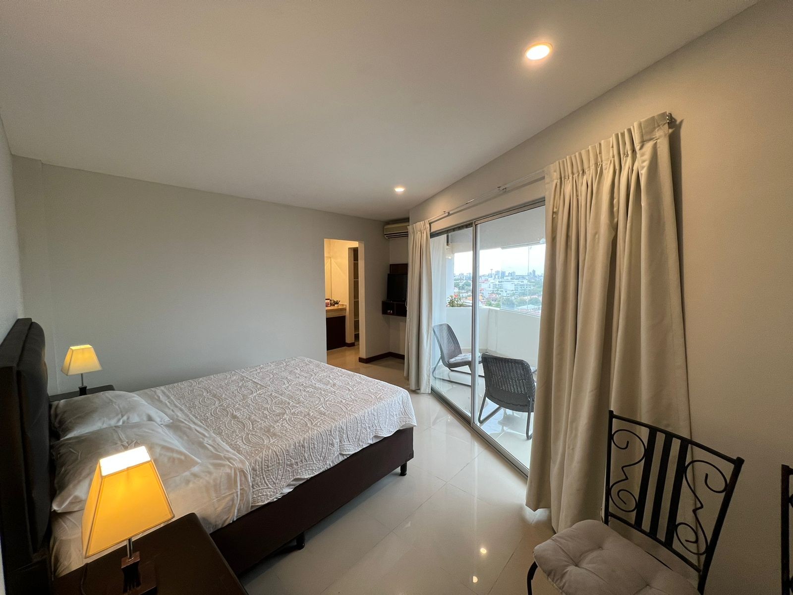 Departamento Condominio Cupesí, Alquiler amoblado de 2 dormitorios, 2do. y 3er. Anillo Zona Norte, sobre Av. Ovidio Barbery, 2do. y 3er. Anillo, cerca de Zona Isuto e Equipetrol. Foto 8