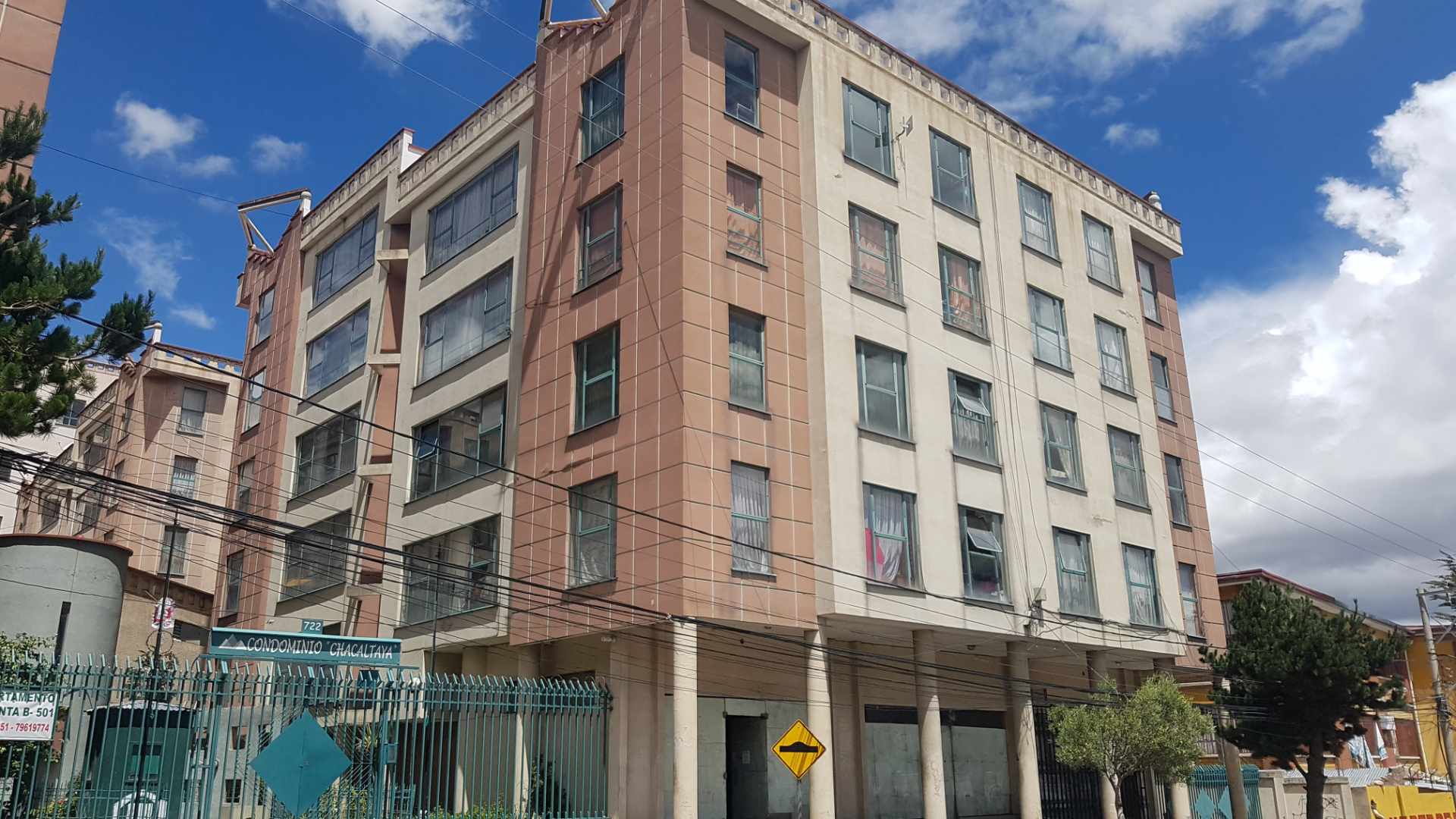 Departamento en VentaDepartamento y Parqueo. Av. Chacaltaya N° 722, Zona Central Foto 1