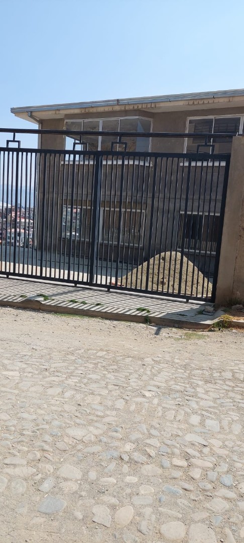 Edificio en VentaUrbanización CORDES final Costanera Calle 2 N°11 (Zona Alto Calacoto) 11 dormitorios 10 baños 2 parqueos Foto 6