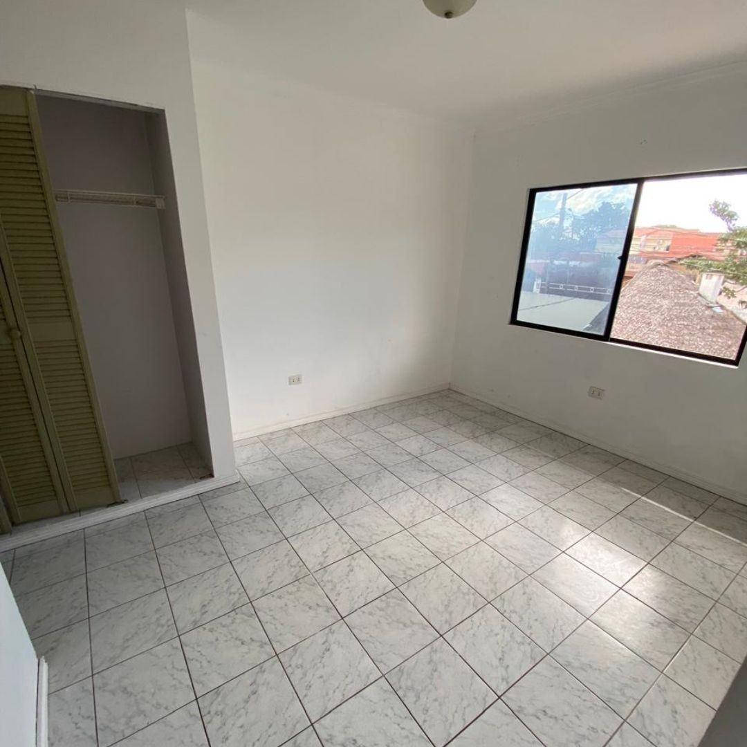 Casa en Entre 4to y 5to anillo Sur en Santa Cruz de la Sierra 5 dormitorios 4 baños 3 parqueos Foto 11