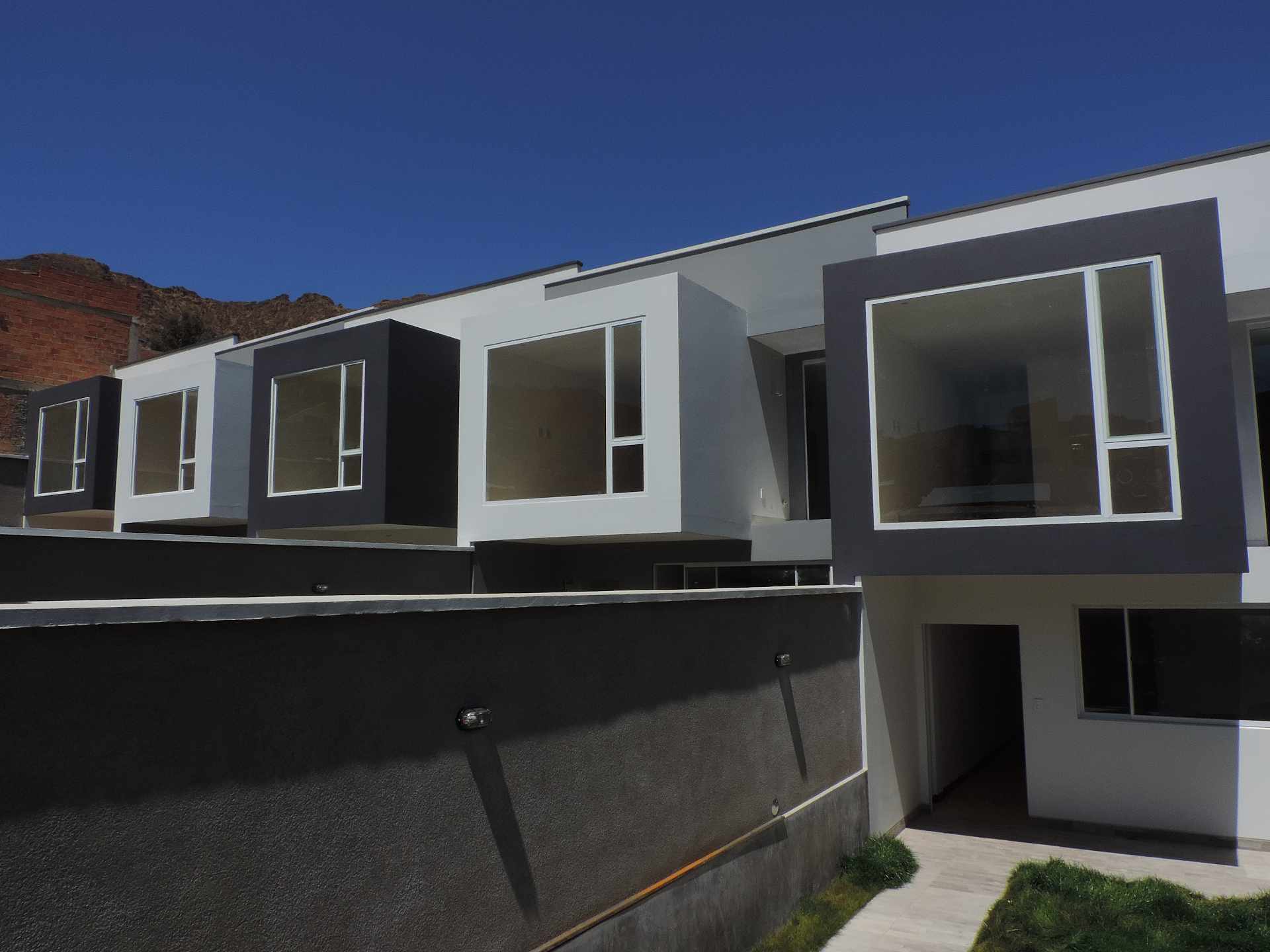 Casa Calle 4 y 7 Urbanización El PEDREGAL - Zona Alto Calacoto (Final Av. Costanera) Foto 2