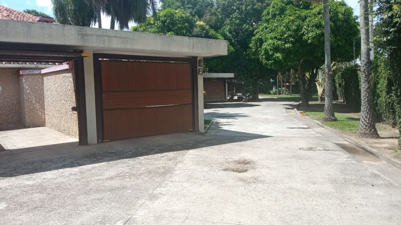 Edificio en Entre 6to y 7mo anillo Norte en Santa Cruz de la Sierra 35 dormitorios 37 baños 35 parqueos Foto 2