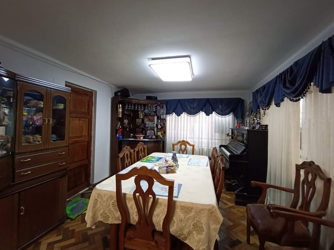 Casa en VentaAlto Obrajes sector B 4 dormitorios 2 baños 1 parqueos Foto 4