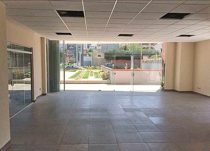 Local comercial en Calacoto en La Paz  2 baños  Foto 1