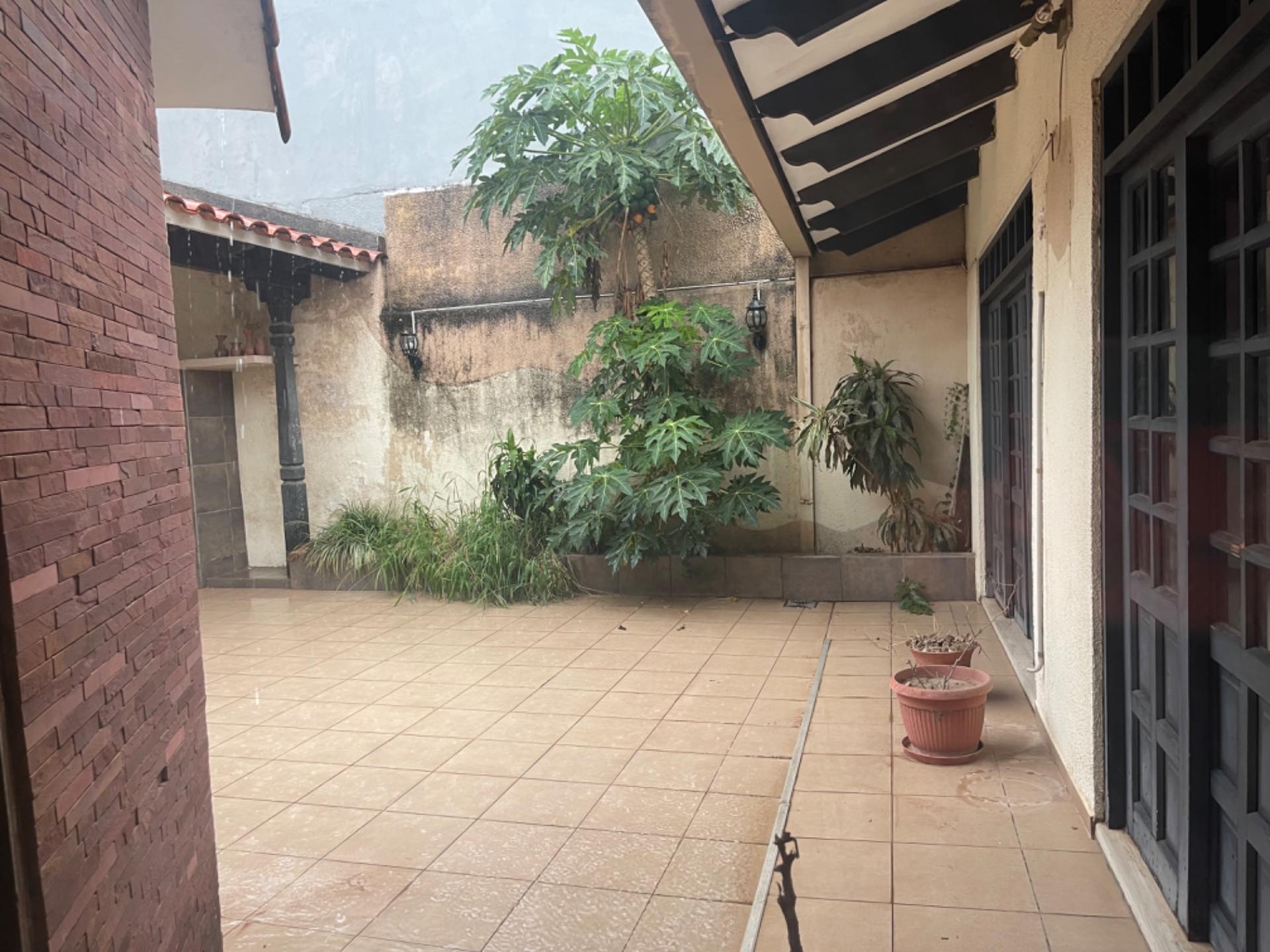 Casa Av Los Cusis zona Norte entre Beni y Banzer Foto 3