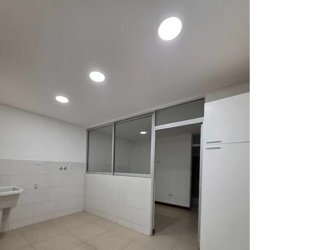 Departamento en AlquilerZona Norte 
6to. Anillo ( Av.Banzer y Beni)
Condominio Torres de  la Sierra 3 dormitorios 4 baños 1 parqueos Foto 9