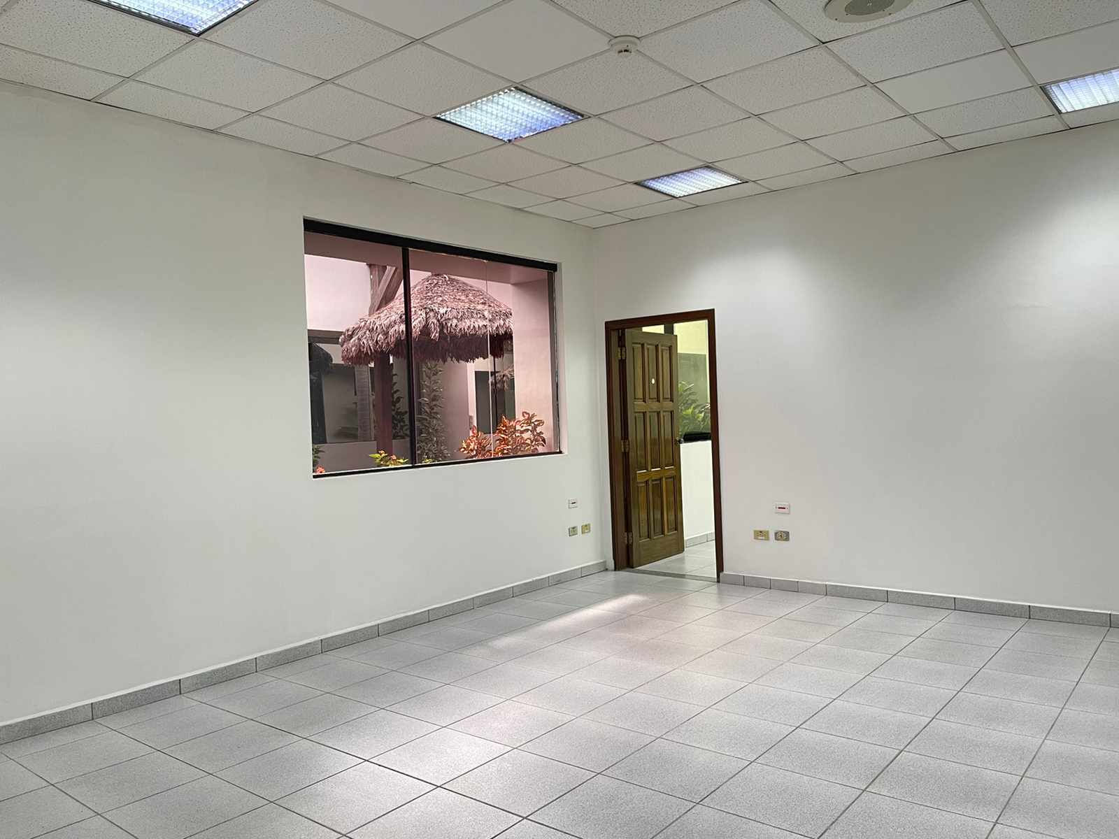 Local comercial en Entre 4to y 5to anillo Oeste en Santa Cruz de la Sierra  10 baños  Foto 12