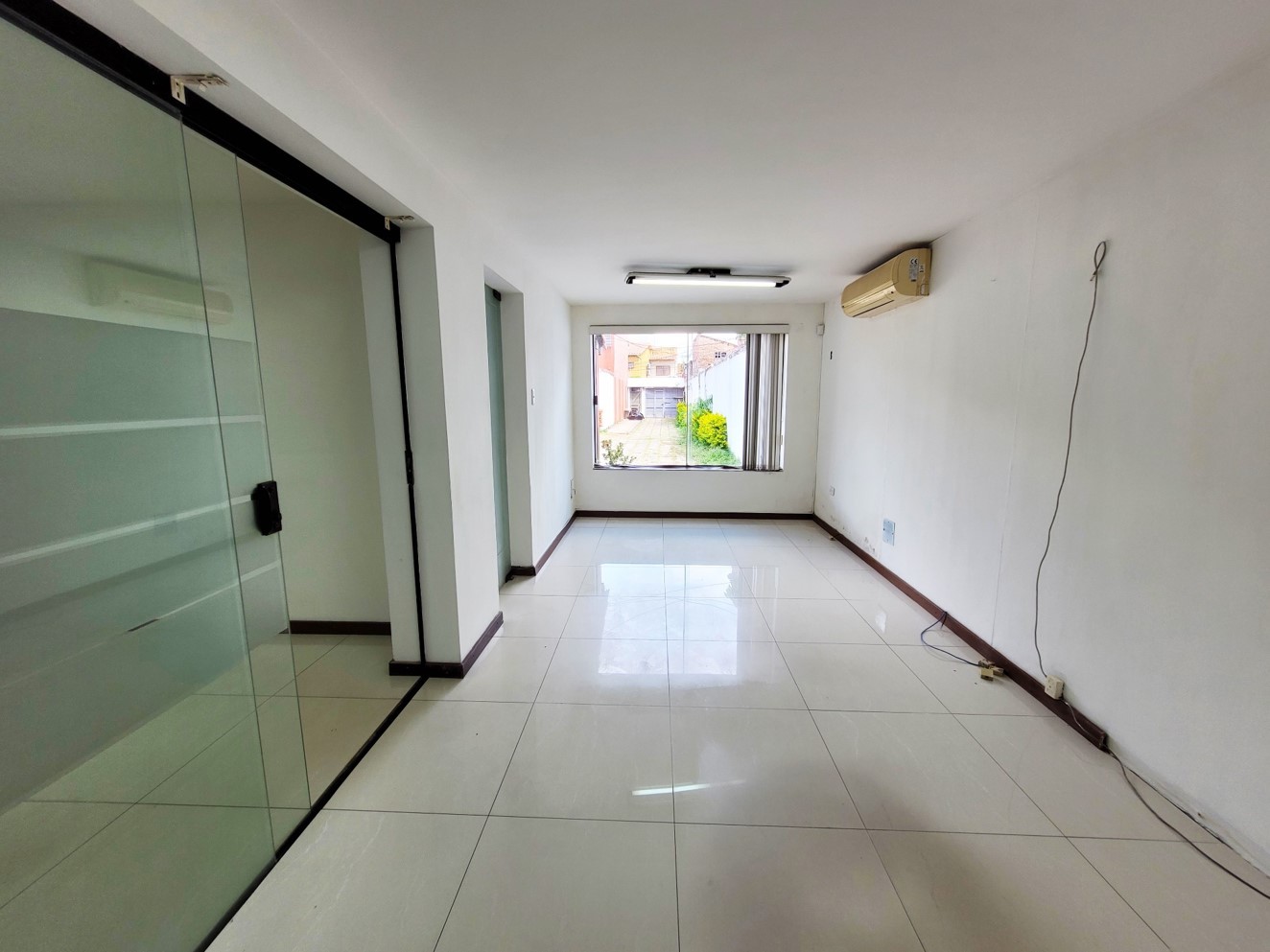 Oficina en VentaOFICINA CON AMPLIOS PARQUEOS INTERNOS EN VENTA EN LA ZONA SUR AV. SANTOS DUMONT ENTRE 2DO Y 3ER ANILLO A 50 MERTOS DE LA AVENIDA, PASILLO CHACO N°50 18 dormitorios 6 baños 9 parqueos Foto 19