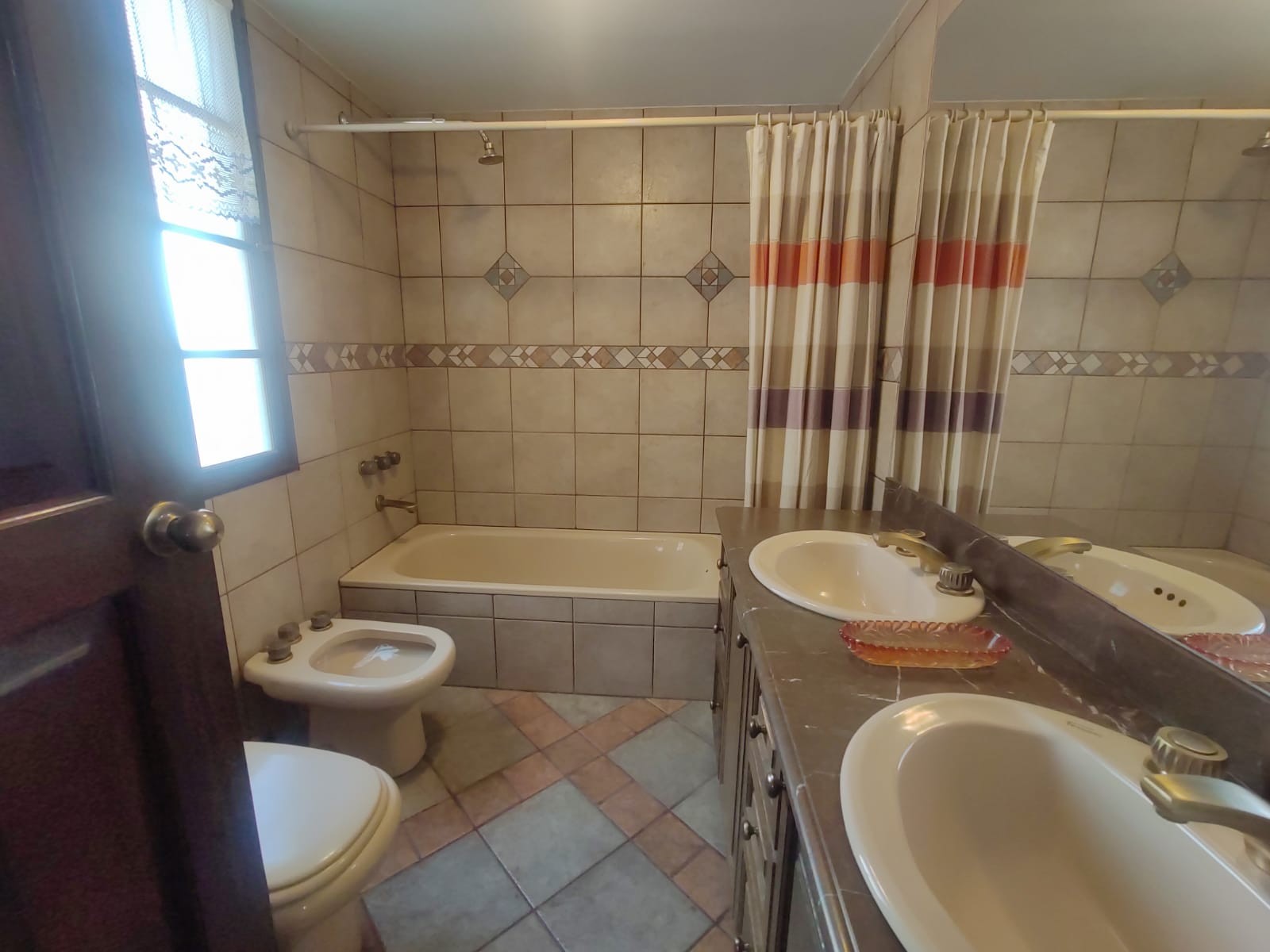 Casa en Achumani en La Paz 5 dormitorios 4 baños 3 parqueos Foto 17