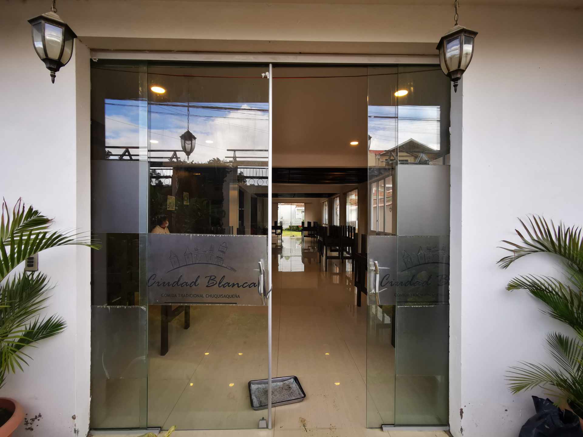 Local comercial en AnticréticoCalle Las Vertientes - a 30 metros de la Av. Chiquicollo  2 baños  Foto 8