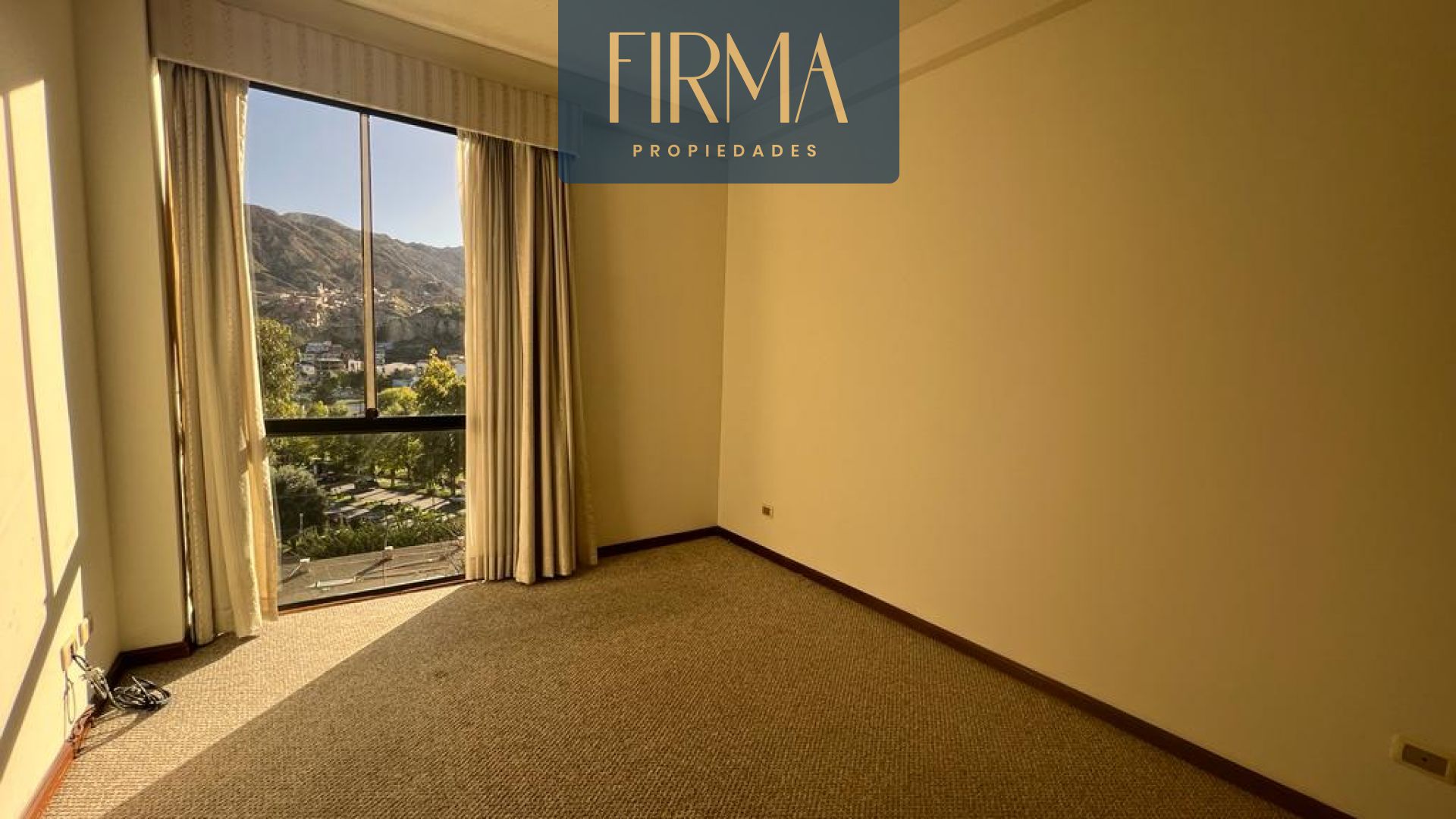 Departamento en VentaCOMPRA  ESTE DEPARTAMENTO EN CALACOTO 3 dormitorios 4 baños 1 parqueos Foto 2