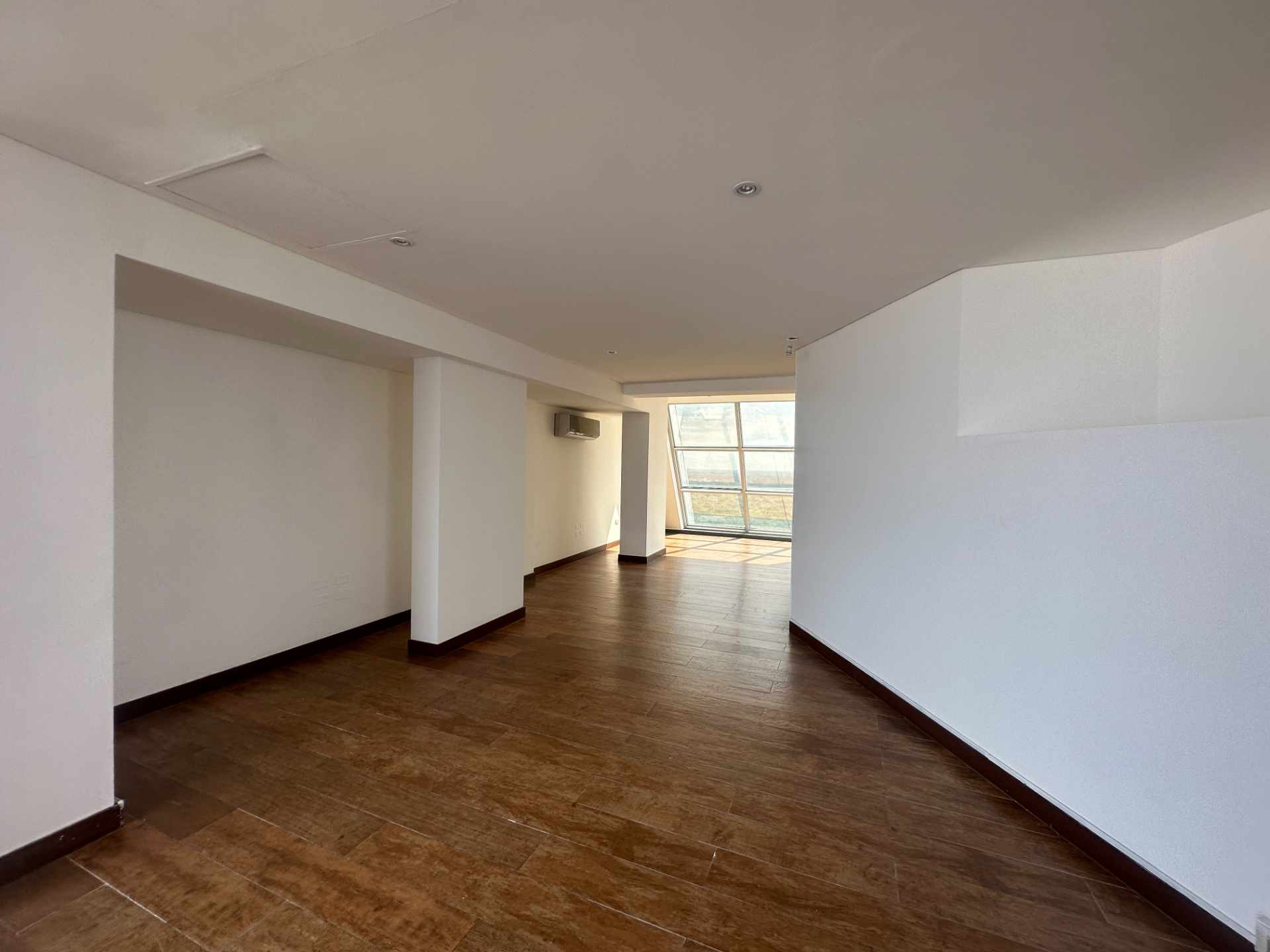 Oficina en Equipetrol en Santa Cruz de la Sierra 10 dormitorios 3 baños 2 parqueos Foto 17