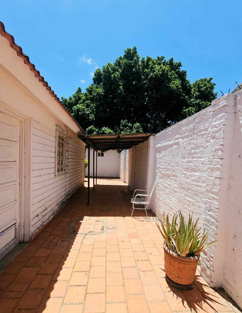 Casa en AlquilerURBANIZACIÓN EL MUNDO 
Av  Virgen de Cotoca 6to anillo 

Linda CASA EN ALQUILER 
Bs. 3.300. 
3 DORMITORIOS 

 3 dormitorios 2 baños 3 parqueos Foto 3
