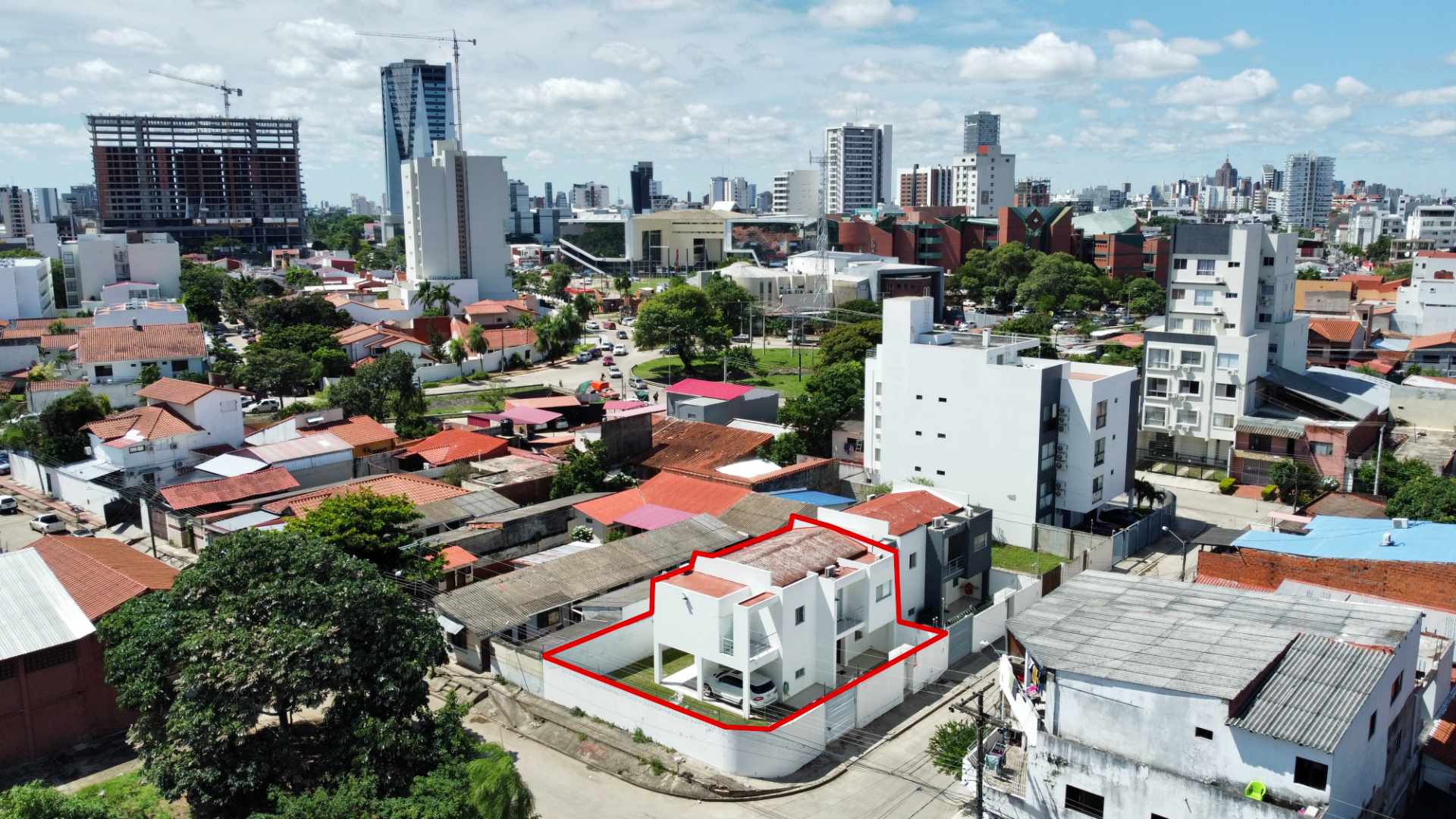 Casa en Entre 3er y 4to anillo Oeste en Santa Cruz de la Sierra 3 dormitorios 3 baños 2 parqueos Foto 2